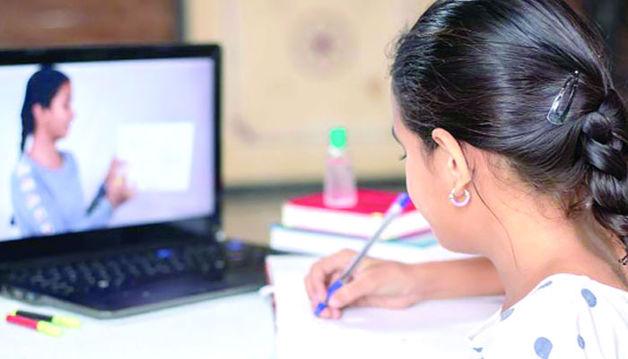 মফস্বলের শিক্ষার্থীরা পিছিয়ে পড়ছে