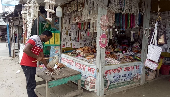 কুয়াকাটায় আবাসিক হোটেল খুললেও পর্যটকের দেখা নেই