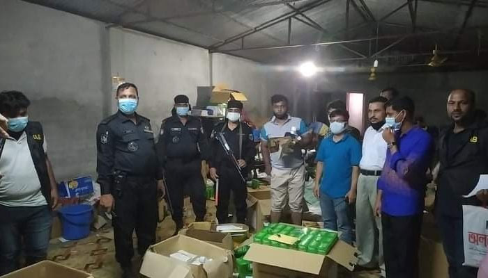 সোয়েটার ফ্যাক্টরির আড়ালে নকল প্রসাধনী তৈরি