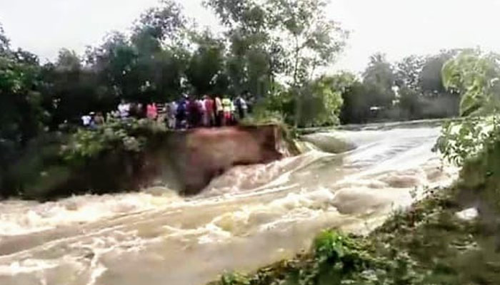 বাঁধ ভেঙে যোগাযোগ বিছিন্ন, পানিবন্দি ২০ হাজার পরিবার