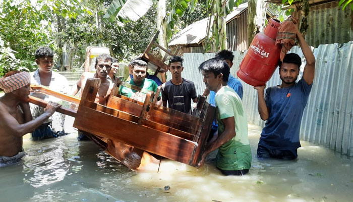 ধুনটে বানভাসি মানুষের পাশে ছাত্রলীগ