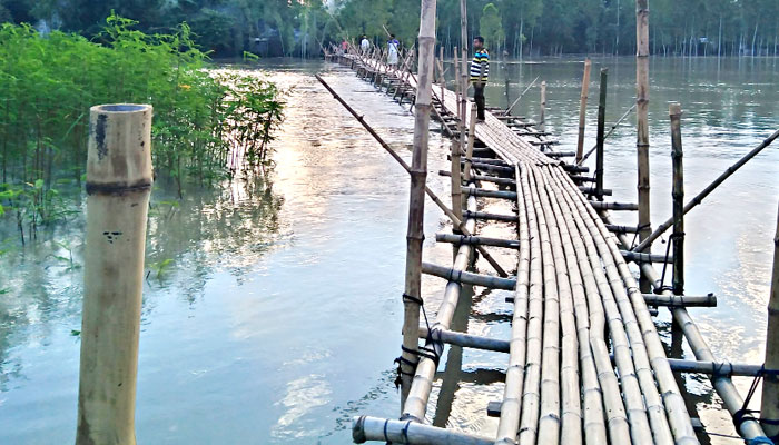 বেলকুচিতে স্বেচ্ছাশ্রমে নির্মিত হলো দীর্ঘতম বাঁশের সাঁকো