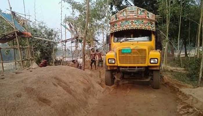 বালু লুটের মহোৎসব, হুমকিতে পরিবেশ