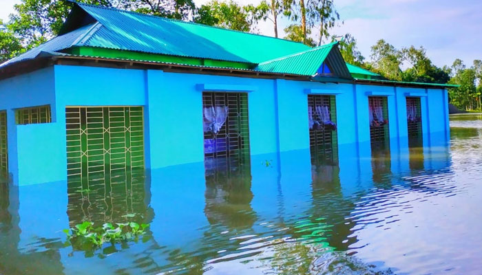 চরম দুর্ভোগে ঘর ছাড়া বানভাসি পরিবারগুলো