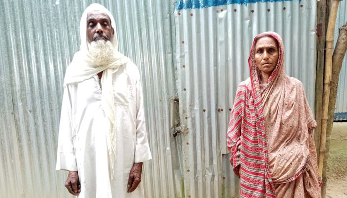 কুপুত্রের কাণ্ডে ঘরছাড়া বাবা-মা, আশ্রয় গাছতলায়!