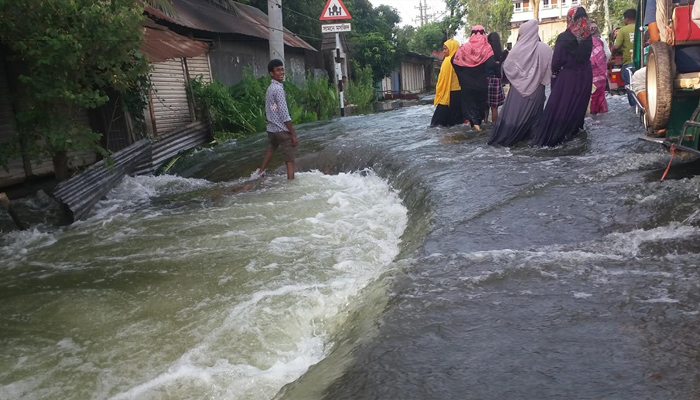 শ্রীনগরে ৬০ গ্রাম প্লাবিত, পানিবন্দী ১০ হাজার পরিবার