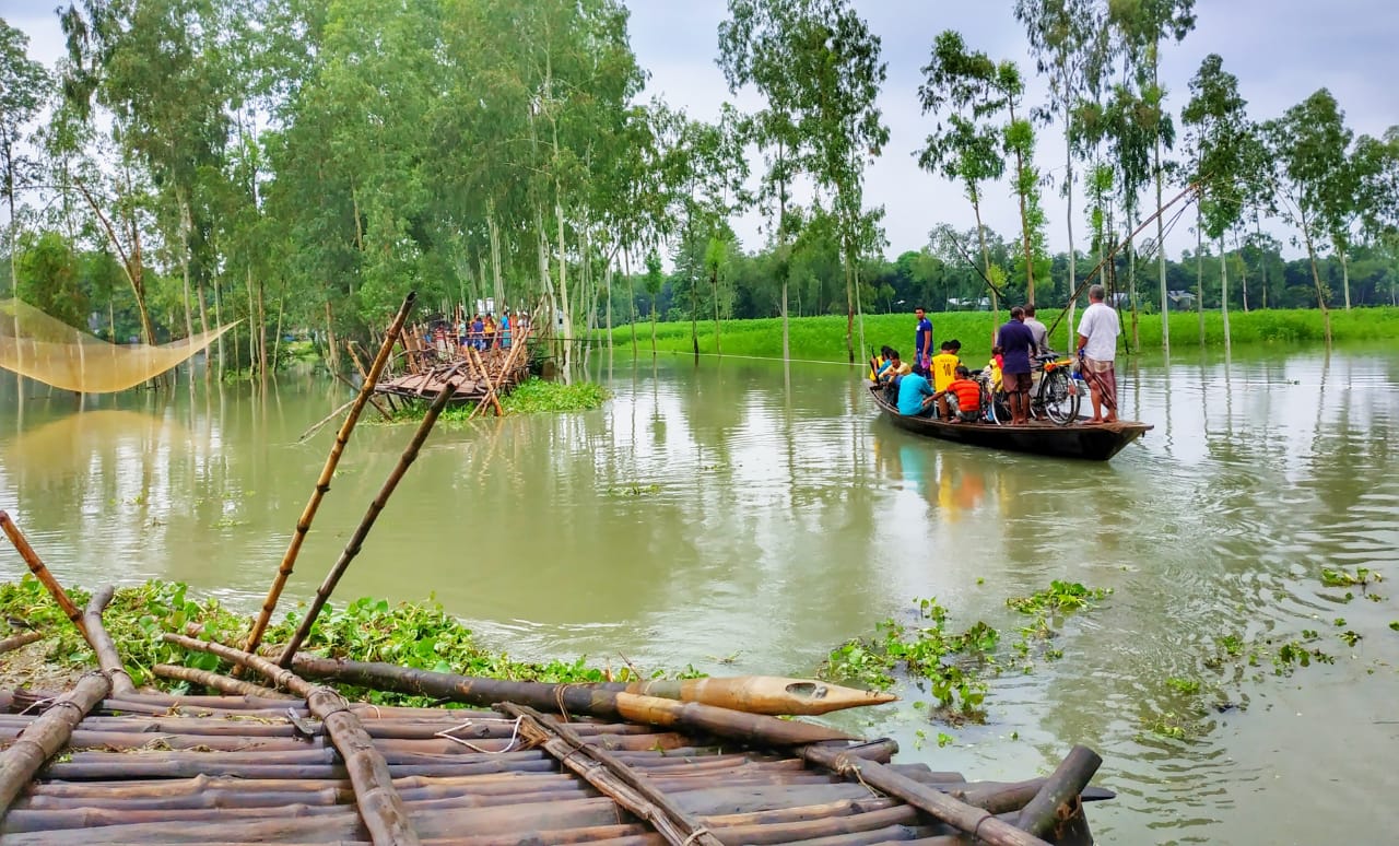 ভারতীয় পাহাড়ি ঢলে সাঁকো চুরমার