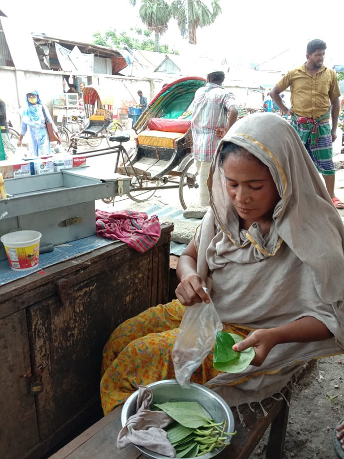 শহরে কাজ নেই, গ্রামে বন্যা- কোথায় যাবে ওরা?