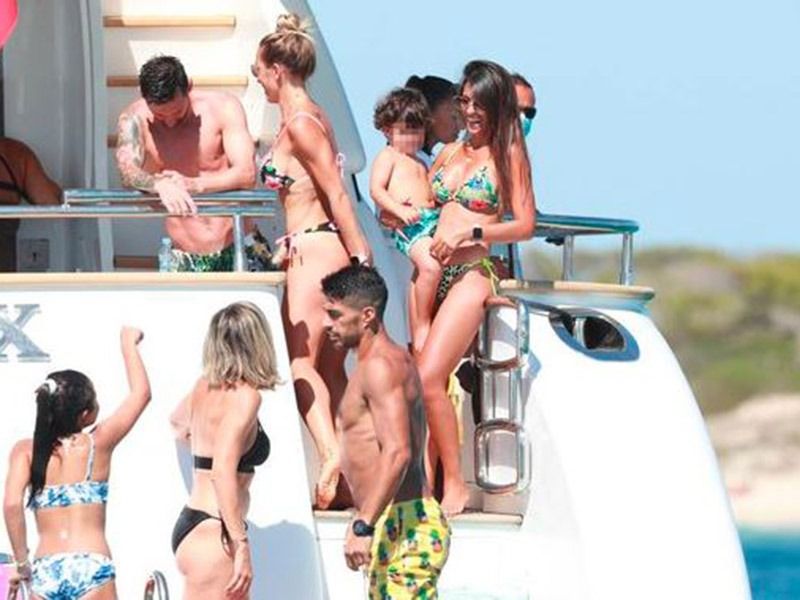 ঘুরতে গিয়ে বিতর্কে মেসি-সুয়ারেজ