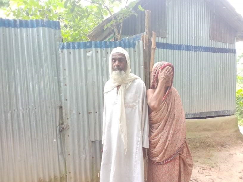 কুপুত্রের কাণ্ডে ঘরছাড়া বাবা-মা, আশ্রয় গাছতলায়!