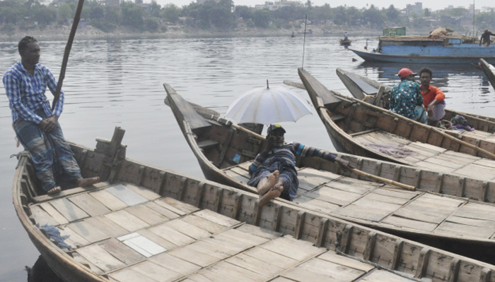 জমে উঠেছে নৌকার হাট