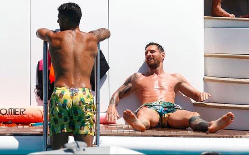 ঘুরতে গিয়ে বিতর্কে মেসি-সুয়ারেজ