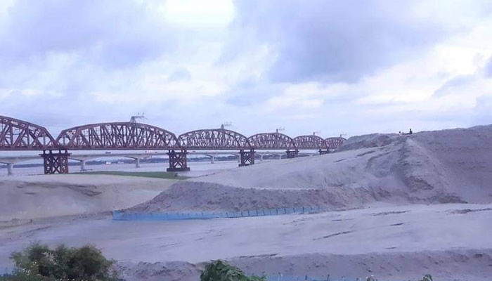 বালু উত্তোলনে নিরাপত্তা হুমকিতে হার্ডিঞ্জ সেতু