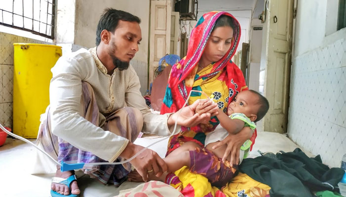 হাসপাতালে বেড না পেয়ে বারান্দায় চিকিৎসা
