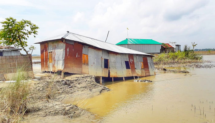 বন্যায় ভেঙে গেছে মাদ্রাসা, শিক্ষার্থীদের পাঠদান অনিশ্চিত