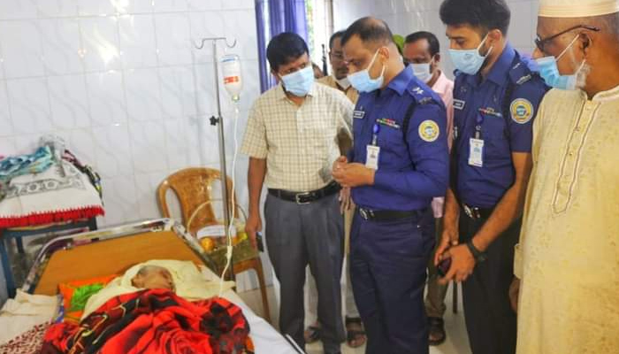বীরমাতার শয্যা পাশে ভোলার পুলিশ সুপার