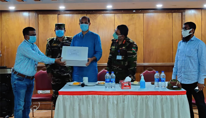 স্বাস্থ্যকর্মীদের মাস্ক দিলেন মেয়র আতিক