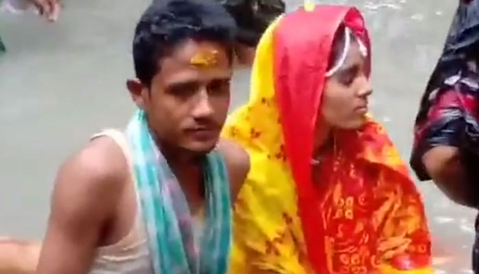 জোয়ারের পানিতে ছাত্রলীগ নেতার গায়ে হলুদ