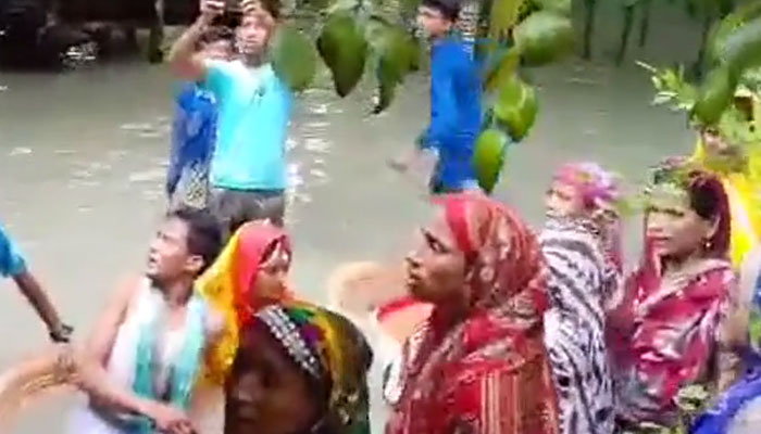 জোয়ারের পানিতে ছাত্রলীগ নেতার গায়ে হলুদ