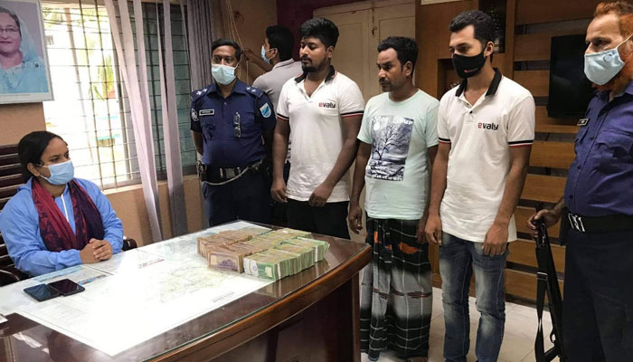 সিংগাইরে ইভ্যালীর প্রতারণা, ৩৯ লাখ টাকাসহ আটক ৩