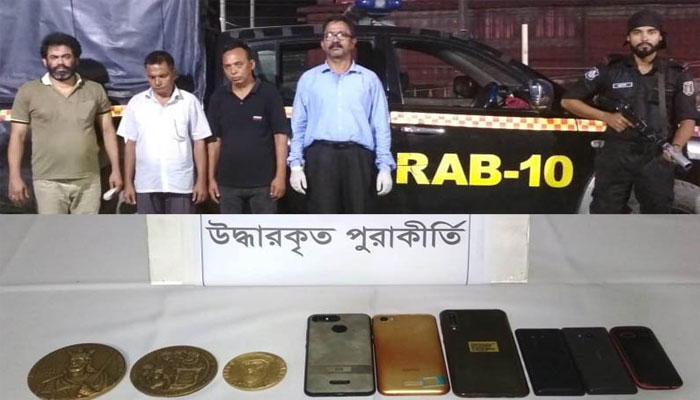 পুরাকীর্তি পদকসহ আটক ৪