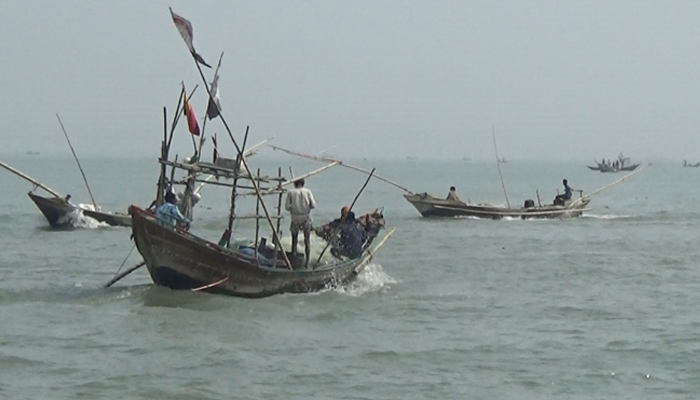 টাকা না দিলে সাগরে মাছ ধরতে পারছে না জেলেরা