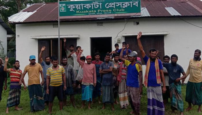 টাকা না দিলে সাগরে মাছ ধরতে পারছে না জেলেরা