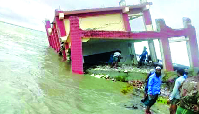 তেঁতুলিয়ায় বিলীন বিদ্যালয় ভবন