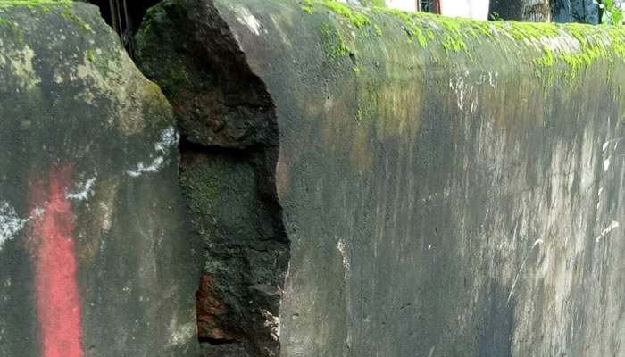 ব্যাংকের দেয়ালে ফাটল, দুর্ঘটনার আশঙ্কা!     