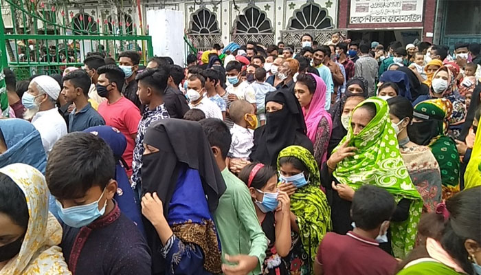 আশুরা উপলক্ষে হোসেনি দালানে ভিড়