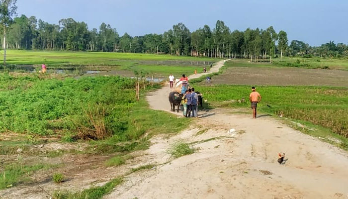 প্রশাসনের উদাসীনতায় তিন বছরেও মেরামত হয়নি রাস্তা