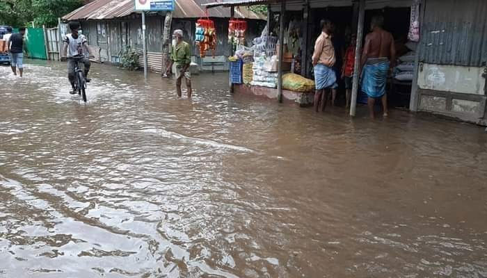 বাঁধ ভেঙে তলিয়ে গেছে হাইমচর