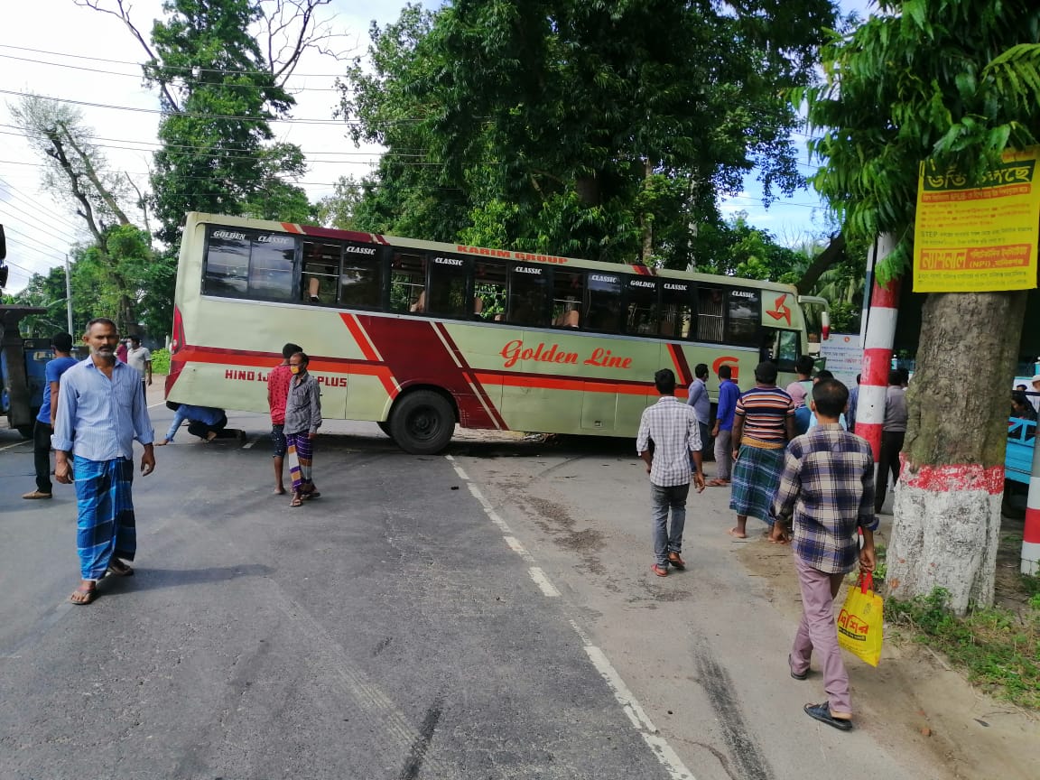 মানিকগঞ্জে বাসচাপায় দম্পতি নিহত