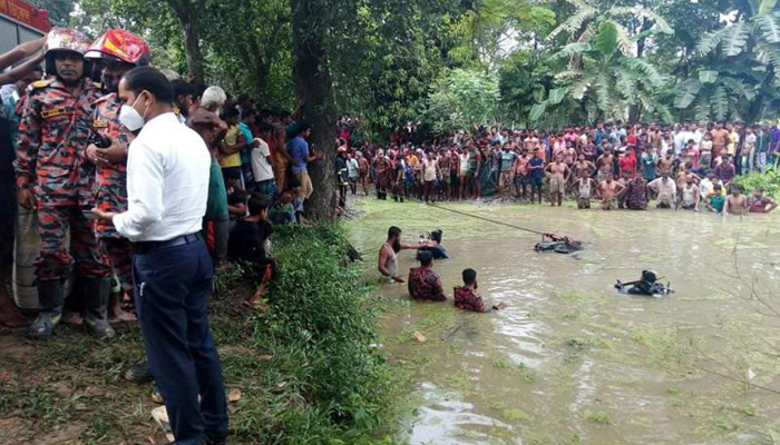 মাইক্রোবাস খাদে পড়ে একই পরিবারের নিহত ৮