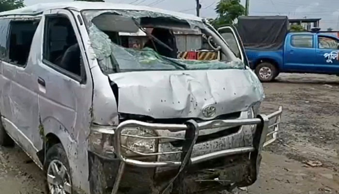 মাইক্রোবাস খাদে পড়ে একই পরিবারের নিহত ৮