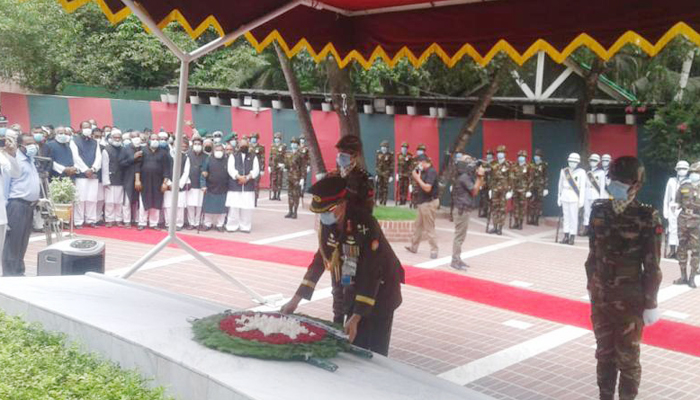 টুঙ্গিপাড়ায় বঙ্গবন্ধুর সমাধিতে শ্রদ্ধা