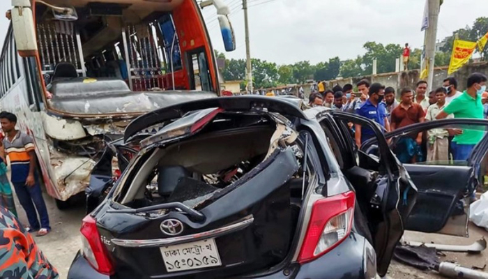 ময়মনসিংহে বাস-প্রাইভেটকার সংঘর্ষে ঝরল ৬ প্রাণ