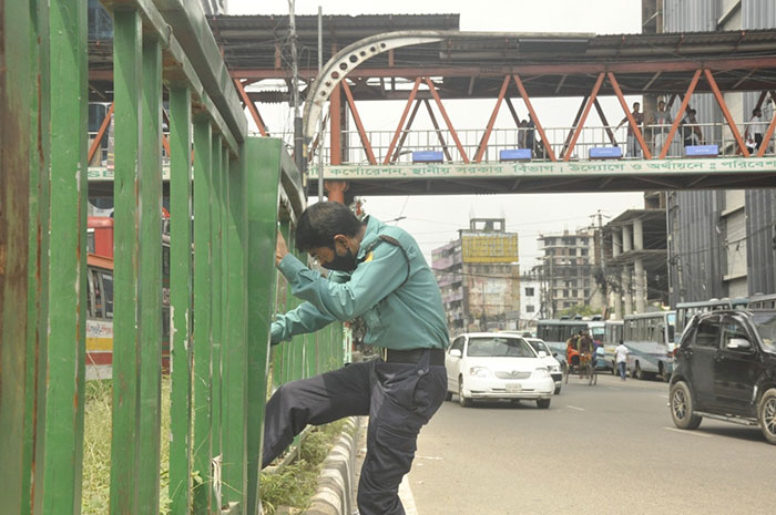 ঝুঁকি নিয়েই অবৈধ পারাপার