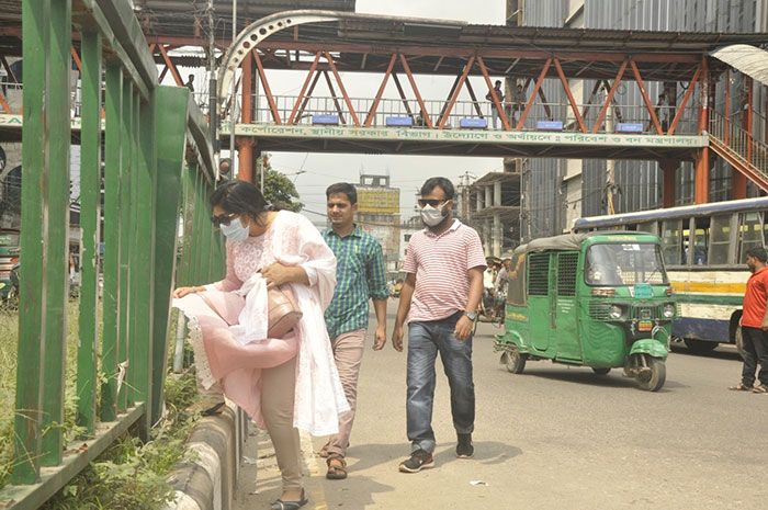 ঝুঁকি নিয়েই অবৈধ পারাপার