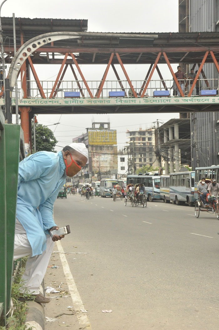 ঝুঁকি নিয়েই অবৈধ পারাপার