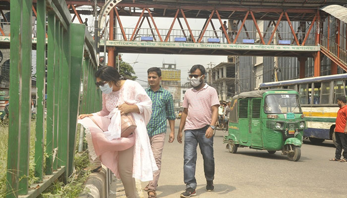 ঝুঁকি নিয়েই অবৈধ পারাপার