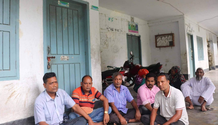 গুরুদাসপুরে ইউপি চেয়ারম্যানের বিরুদ্ধে স্বেচ্ছাচারিতার অভিযোগ