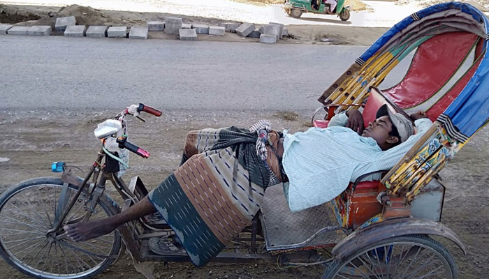 রিকশাতেই বিশ্রাম