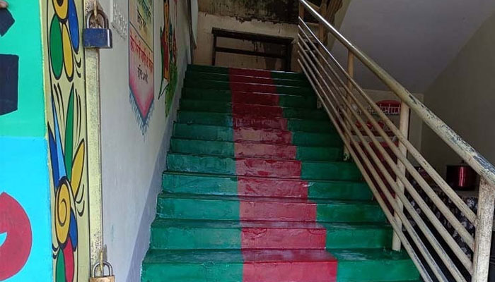 জাতীয় পতাকার আদলে স্কুলের সিঁড়ির রঙ!