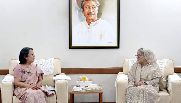 রীভা গাঙ্গুলীকে নৌকা ও জামদানি উপহার