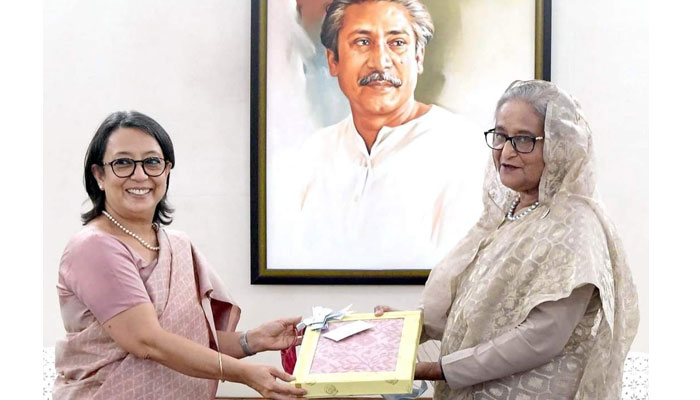 রীভা গাঙ্গুলীকে নৌকা ও জামদানি উপহার