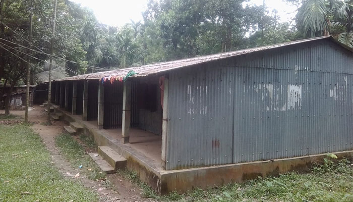 জীবিকার তাগিদে ঘর ফেলে ৬০ পরিবার ঢাকায়