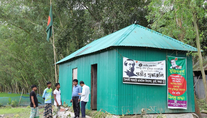 যমুনার ভাঙনে বিলীন গ্রাম, স্থানান্তর দুটি বিদ্যালয়