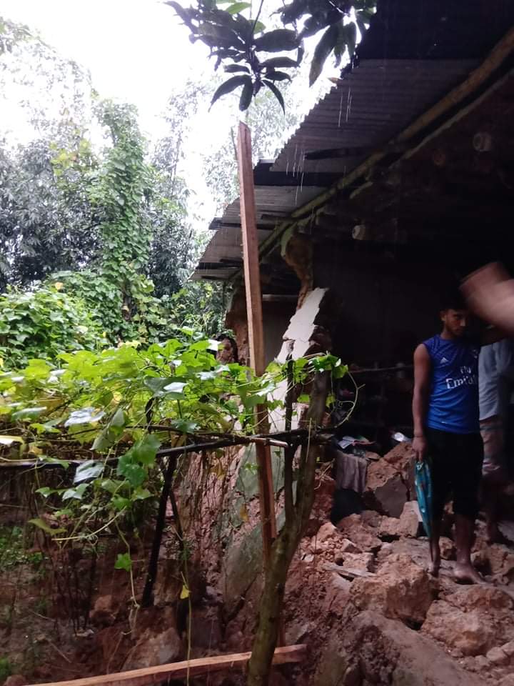 দেয়ালচাপায় প্রাণ গেল দুই সন্তানসহ বাবা-মায়ের