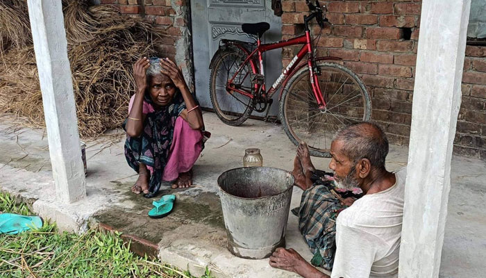 জমি নিয়ে বাবা-মাকে ঘর ছাড়া করলেন ছেলেরা